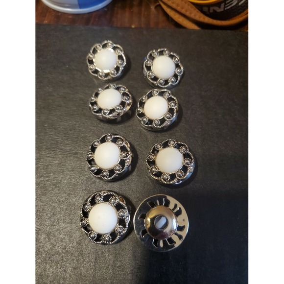 The Unbranded Brand Jewelry - Vintage Buttons‎ lot of 8